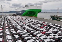 Xe ô tô chờ xuất khẩu tại cảng ở tỉnh Phúc Kiến, Trung Quốc ngày 23/1/2024. Ảnh minh họa: THX/TTXVN