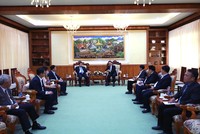 Bộ trưởng Bộ Kế hoạch và Đầu tư Nguyễn Chí Dũng, Chủ tịch Ủy ban hợp tác Việt Nam - Lào đã đến, trao đổi làm việc Đồng chí Phet Phomphiphak, Bộ trưởng Bộ Kế hoạch và Đầu tư Lào, Chủ tịch Ủy ban hợp tác Lào - Việt Nam. (Ảnh: MPI)