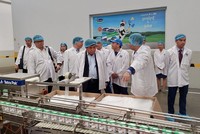 Bộ trưởng Nguyễn Chí Dũng đã tới thăm thực địa Dự án trang trại chăn nuôi bò và nhà máy chế biến sản phẩm sữa tại Campuchia của Công ty cổ phần sữa Việt Nam (Vinamilk).