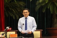 Ông Lâm Đình Thắng, Giám đốc Sở Thông tin và Truyền thông TP.HCM trả lời chất vấn. Ảnh: Thành Nhân.