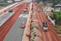 Các dự án đầu tư công đã mang lại nguồn việc cho không ít doanh nghiệp xây dựng và vật liệu xây dựng