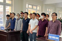 Các bị cáo nghe HĐXX phúc thẩm tuyên án.