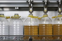 Theo các nhà điều tra, xe tải dùng để vận chuyển dầu ăn, dầu đậu nành và xi-rô ở Trung Quốc đã không được làm sạch sau khi vận chuyển hóa chất lỏng. Ảnh: Reuters