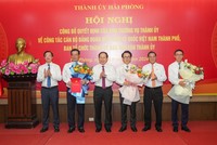 Ban Thường vụ Thành ủy Hải Phòng trao Quyết định và tặng hoa cho các cán bộ được bổ nhiệm.
