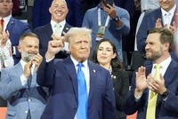 Cựu Tổng thống Mỹ Donald Trump (giữa) tại Đại hội toàn quốc của đảng Cộng hòa ở thành phố Milwaukee, bang Wisconsin ngày 16/7/2024. Ảnh: Kyodo/TTXVN