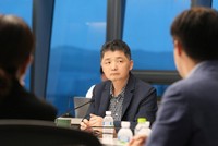 Kim Beom-su trong cuộc họp với các công ty thành viên tập đoàn ở Seoul vào ngày 18 tháng 7. Ảnh: Kakao Corp.