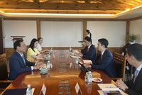 Chủ tịch UBND tỉnh Quảng Trị Võ Văn Hưng (trái ảnh) làm việc với nhà đầu tư tại Hàn Quốc