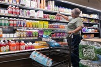 Người tiêu dùng mua sắm tại một cửa hàng tạp hóa ở quận Brooklyn, tại Thành phố New York vào ngày 11/7/2024. Ảnh: AFP