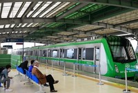 Hành khách chờ tàu tuyến đường sắt Cát Linh - Hà Đông.