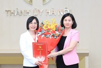 Phó bí thư Thường trực Thành ủy Hà Nội Nguyễn Thị Tuyến trao quyết định và tặng hoa đồng chí Nguyễn Thị Thu Thủy. 