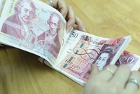 BoE “ném đá dò đường”