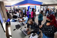 Các ứng viên nộp hồ sơ ứng tuyển tại một hội chợ việc làm ở Los Angeles, bang California, Mỹ. Ảnh: AFP/TTXVN