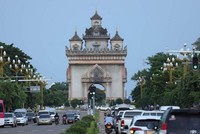 Xe ô tô trên đường phố ở Lào. (Ảnh: Laotian Times)