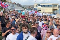 Người dân tuần hành phản đối nhập cư bất hợp pháp sau vụ tấn công bằng dao ở Southport, Anh, ngày 4/8/2024.(Ảnh: Getty Images/TTXVN)