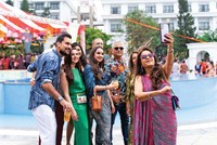 Việt Nam đang là điểm du lịch hấp dẫn của nhiều du khách quốc tế