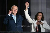 Phó Tổng thống Mỹ Kamala Harris (phải) và Tổng thống Joe Biden tại một sự kiện ở Nhà Trắng ngày 4/7/2024. Ảnh: AP/TTXVN