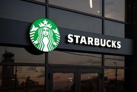Cổ phiếu Starbuks đang lao dốc, giảm hơn 30% so với đỉnh
