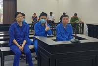 Các bị cáo bị đưa ra xét xử về hành vi vận chuyển trái phép ngà voi, sừng tê giác.