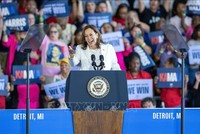 Phó Tổng thống Mỹ Kamala Harris, ứng cử viên Tổng thống của đảng Dân chủ, phát biểu tại chiến dịch vận động tranh cử ở Detroit, Michigan, Mỹ, ngày 7/8/2024. Ảnh: THX/TTXVN