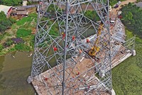 Doanh nghiệp nhà nước lo ngại xuất hiện thêm quy trình, thủ tục gây khó cho hoạt động. Trong ảnh: Thi công đường dây 500 kV mạch 3, đoạn Quảng Trạch - Phố Nối của EVN