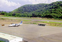 Sân bay Côn Đảo hiện mới khai thác được các loại tàu bay nhỏ và công suất thiết kế chỉ 400.000 lượt khách/năm, nên không đáp ứng nhu cầu đang tăng cao hiện nay.