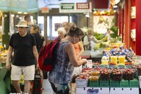 Người dân mua sắm tại một khu chợ ở Toronto, Canada, ngày 16/7/2024. (Ảnh: THX/TTXVN)