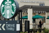 Starbucks bị cáo buộc ăn cắp ý tưởng son môi hương cà phê. Ảnh: REUTERS