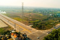 Nút giao Đại lộ Võ Văn Kiệt với đường tỉnh 391 qua TP. Hải Dương là điểm đầu tuyến đường dẫn cầu vượt sông Thái Bình sang xã Tiền Tiến. Ảnh: Thành Chung