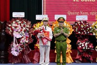 Trung tướng Nguyễn Văn Long, Thứ trưởng Bộ Công an trao quyết định về điều động, bổ nhiệm Giám đốc Công an tỉnh Quảng Nam cho Đại tá Nguyễn Hữu Hợp.