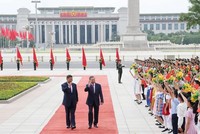 Tổng Bí thư, Chủ tịch nước Trung Quốc Tập Cận Bình và Tổng Bí thư, Chủ tịch nước Tô Lâm vẫy chào các cháu thiếu nhi tại Lễ đón cấp Nhà nước. Ảnh: TTXVN