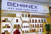 Doanh nghiệp lẫn người nuôi ong lấy mật đang gặp nhiều khó khăn khi xuất khẩu. Ảnh: Behonex
