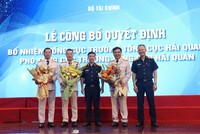  Phó Tổng cục trưởng Lưu Mạnh Tưởng (thứ 3 từ phải sang) và Phó Tổng cục trưởng Đinh Ngọc Thắng (bên phải) tặng hoa chúc mừng các đồng chí lãnh đạo Tổng cục vừa được bổ nhiệm. Ảnh: Quang Hùng.