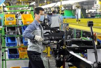 Công nhân làm việc trong nhà máy sản xuất ô tô ở Pyeongtaek, Hàn Quốc. Ảnh: AFP/TTXVN