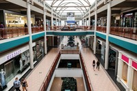  Tại Mỹ, các cửa hàng bách hóa và trung tâm thương mại ngày càng suy giảm