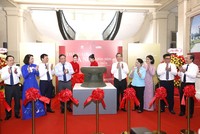 Đại biểu lãnh đạo TP. Hà Nội và .HCM thực hiện nghi thức trưng bày Phiên bản số 2, Bảo vật Quốc gia Trống đồng Cổ Loa.