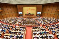 Các đại biểu làm lễ chào cờ. 