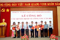 Tỉnh ủy Khánh Hòa, UBND tỉnh Khánh Hòa trao quyết định và tặng hoa chúc mừng các cán bộ được điều động, bổ nhiệm. Ảnh: L.X 