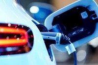 Một chiếc Mercedes EV đang sạc pin. Ảnh: REUTERS