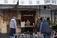 Người dân xếp hàng mua đồ uống tại một cửa hàng ở Rome, Italy. (Ảnh: THX/TTXVN)