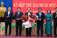 Lãnh đạo tỉnh Gia Lai tặng hoa chúc mừng ông Rah Lan Chung.