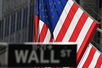 Biển báo Phố Wall tại Sở giao dịch chứng khoán New York (NYSE), Mỹ. Ảnh: Angela Weiss/AFP