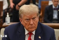 Cựu Tổng thống Mỹ Donald Trump (giữa) tại phiên xét xử của tòa án New York ngày 4/10/2023. (Ảnh: AFP/TTXVN)