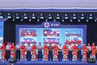 Thủ tướng Phạm Minh Chính cùng lãnh đạo các bộ, ngành, địa phương tại 9 điểm cầu đã thực hiện nghi thức khánh thành dự án đường dây tải điện 500 kV mạch 3 Quảng Trạch-Phố Nối.