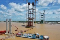 Toàn cảnh công trường cầu Rạch Miễu 2 nối Bến Tre và Tiền Giang (ảnh: Baodongkhoi.vn)