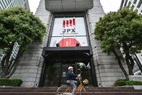 Chứng khoán và dầu mỏ lao dốc vì lo ngại tăng trưởng kinh tế toàn cầu