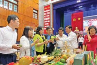 Đại biểu tham quan gian trưng bày nông sản tại Hội nghị Kết nối giao thương - xúc tiến xuất khẩu Long An năm 2023