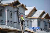 Giá nhà trung bình tại Mỹ dự báo tăng 5,4% trong năm 2024, 3,3% vào năm 2025 và 3,4% vào năm 2026. Ảnh: AFP