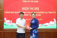 Bà Lê Thị Thủy, Ủy viên Trung ương Đảng, Bí thư Tỉnh ủy, Chủ tịch HĐND tỉnh Hà Nam trao quyết định cho tân Trưởng ban Tuyên giáo Tỉnh ủy. Ảnh: Nguyễn Khánh
