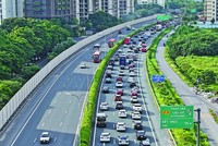 Với quy mô 6 làn xe, chỉ sau 4 năm đưa vào khai thác, tuyến cao tốc Pháp Vân - Cầu Giẽ đã chớm mãn tải, xuất hiện tình trạng ùn ứ trong các dịp nghỉ lễ lớn và cuối tuần.