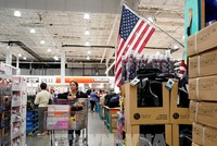 Người tiêu dùng mua sắm tại siêu thị ở California, Mỹ ngày 10/4/2024. (Ảnh: THX/TTXVN)